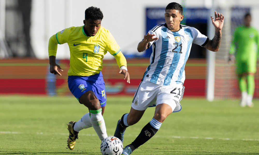 Endrick, do Brasil, disputa bola com jogador da Argentina em partida do Pré-Olímpico de futebol masculino