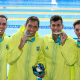 Atletas do revezamento 4x200m livre masculino seguram medalha obtida nos Jogos Pan-Americanos; Eles garantiram vaga para Paris-2024 na natação
