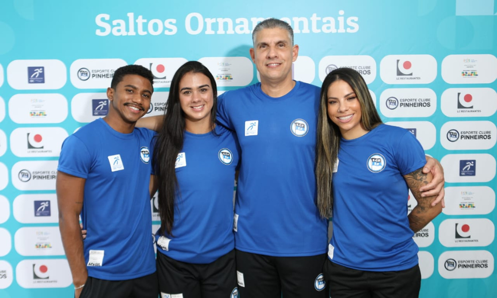 Isaac Souza, Ingrid Oliveira e Giovanna Pedroso com o treinador Alexander Ferrer