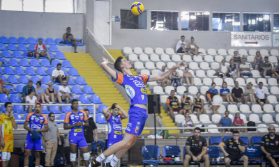 Atleta do Farma Conde São José salta para atacar a bola em jogo contra o Policial Vóley no Sul-Americano de Clubes de vôlei masculino