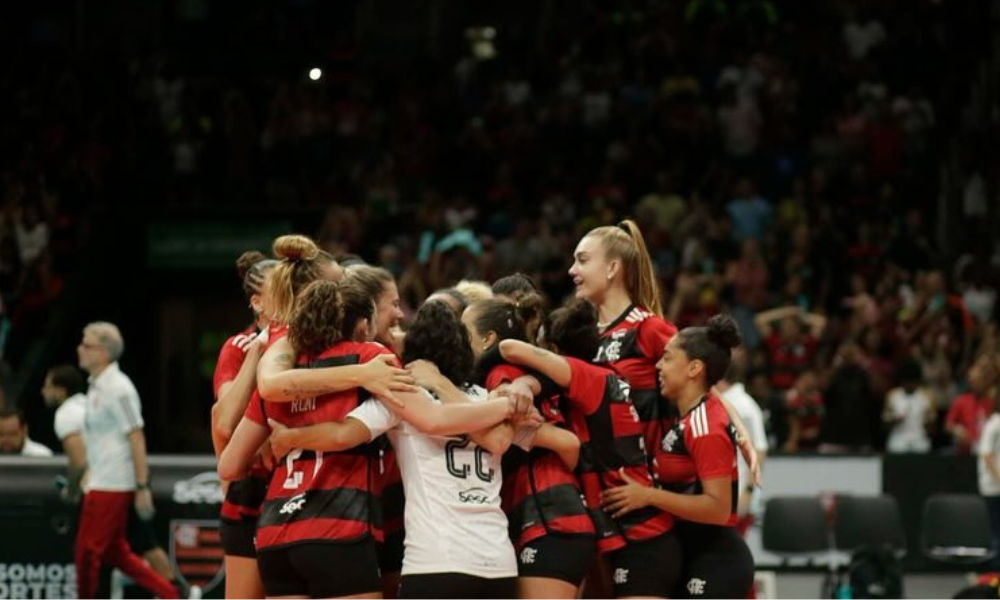 Jogadoras do Sesc Flamengo comemoram vitória sobre o Fluminense na Superliga Feminina