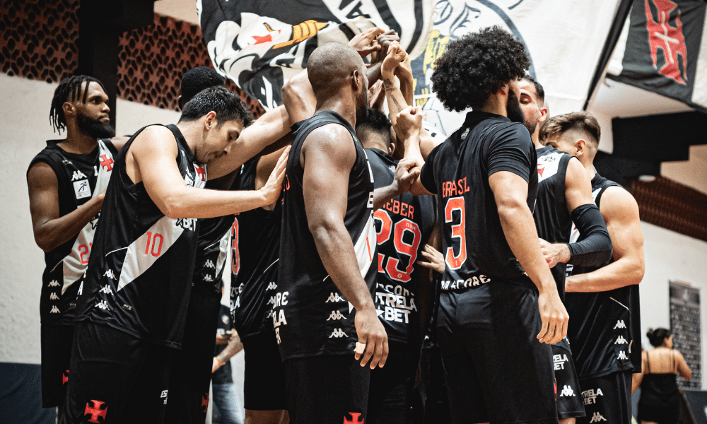 Jogadores do Vasco comemoram vitória sobre o Botafogo no NBB