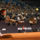 Thiago Wild desliza no saibro para atacar bola no Rio Open. Ele jogou no ATP 250 de Santiago