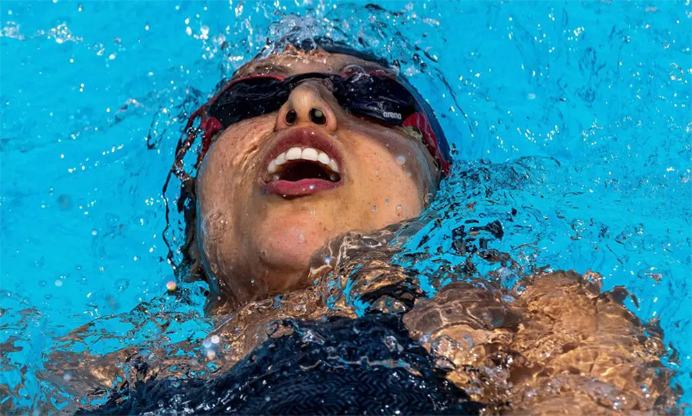 Na imagem, Ana Carolina Duarte, atleta do goalball, que participou das provas de natação no Meeting Paralímpico de Cuiabá.