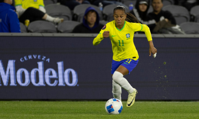Adriana dá passe no jogo entre Brasil e México na semifinal da Copa Ouro da Concacaf