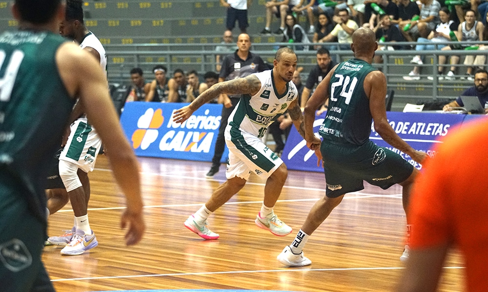 Na imagem, Alex Garcia, do Bauru, armando uma jogada.