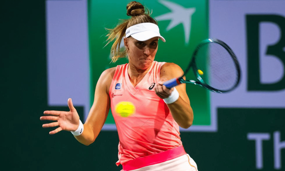 Bia Haddad rebate bola em Indian Wells; ela e Luisa Stefani avnaçaram e Marcelo Melo perdeu