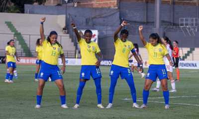 Jogadoras do Brasil celebrando gol contra Peru no Sul-Americano sub-17 feminino