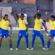 Jogadoras do Brasil celebrando gol contra Peru no Sul-Americano sub-17 feminino