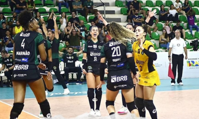 Jogadoras do Brasília comemoram vitória diante do Sesi Bauru na Superliga de vôlei feminino