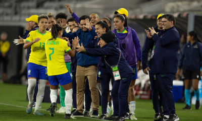 Jogadoras do Brasil comemorando gol na Copa Ouro feminina de futebol