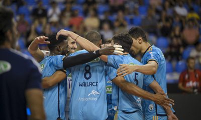 Na imagem, time do Cruzeiro comemorando a 20ª vitória na Superliga.