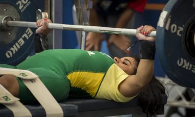 Maria Rizonaide se prepara para realizar levantamento no CT Paralímpico (Foto: Divulgação/CPB)
