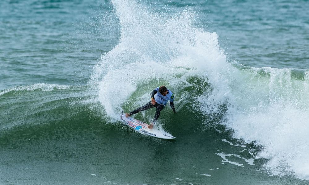 Samuel Pupo em ação na etapa de Peniche da WSL (Damien Poullenot/World Surf League)