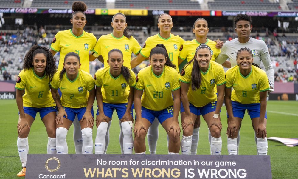 Equipe do Brasil posando para foto em uma partida da Copa Ouro Feminina (Leandro Lopes/CBF)
