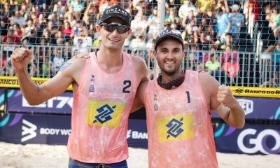 André e George comemorando vitória na etapa de Recife do Circuito Brasileiro de vôlei de praia (Maurício Val/FV Imagens/CBV)