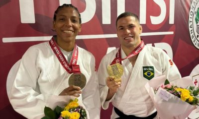 Rafaela Silva e Willian Lima posando com as medalhas de bronze no Grand Slam de Tbilisi (Foto: CBJ)