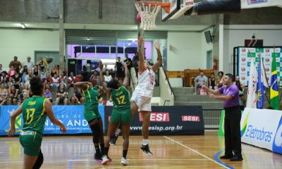 Érika fazendo bandeja em vitória do Sesi Arararaquara sobre o Santo André na LBF - basquete feminino
