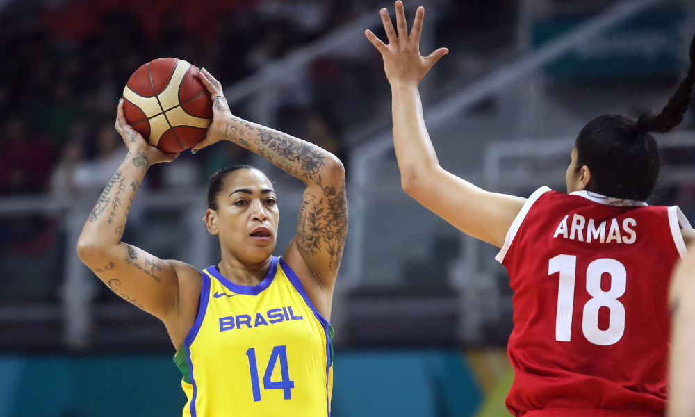 Érika de Souza, novo reforço do Sesi Araraquara para a LBF, com a bola na mão em jogo do Brasil