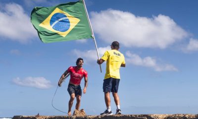 Gabriel Medina se aproxima da bandeira do Brasil no Isa Games