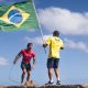 Gabriel Medina se aproxima da bandeira do Brasil no Isa Games