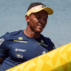 Isaquias Queiroz carrega barco; ele venceu a primeira etapa da Copa Brasil de canoagem velocidade