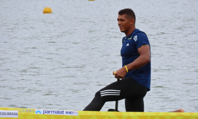 Isaquias Queiroz em ação na Copa Brasil de canoagem velocidade em Lagoa Santa; ele venceu Filipe Vieira no photo finish