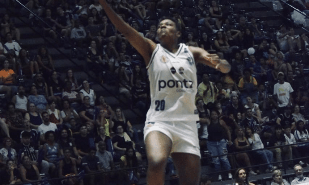Juliana Souza em partida do São José pela LBF
