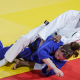 Ketleyn Quadros, de judogi branco, tenta projetar adversária perto do solo; ela competirá no Grand Slam de Antalya de judô