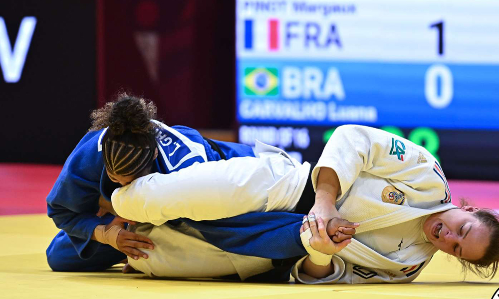 Na imagem, Luana Carvalho sofrendo imobilização por chave de braço.