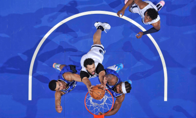 Mãozinha, jogador do Memphis Grizzlies, enterrando bola na NBA contra o Orlando Magic