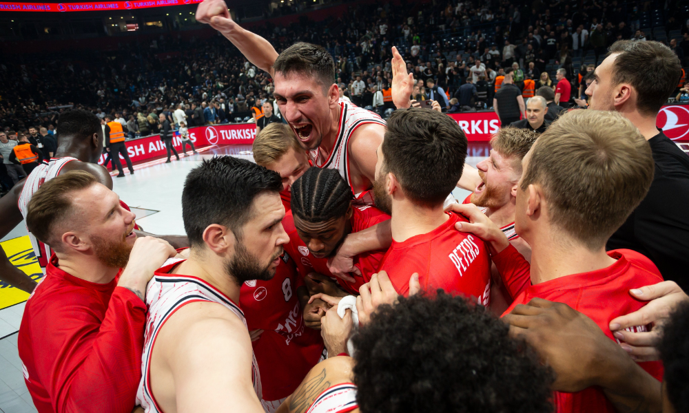 Jogadores do Olympiacos comemorando vitória contra o Partizan Belgrado pelo Euroliga de basquete