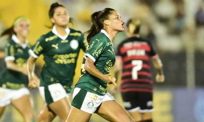 Laís Estevam, do Palmeiras, comemora gol contra o Flamengo no Brasileirão Feminino