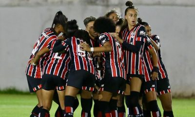 Na imagem, jogadoras do São Paulo comemorando o primeiro gol no Brasileirão Feminino 2024.