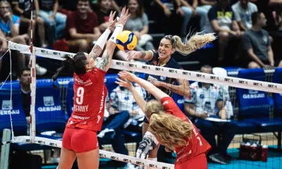 Thaísa, do Minas, ataca bola contra o bloqueio de Osasco em jogo da Superliga Feminina