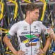 Vinicius Howe dá entrevista antes de prova na Bélgica de ciclismo estrada