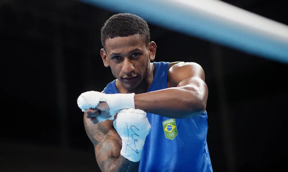 Yuri Falcão comemora vitória no Pré-Olímpico de boxe; Wanderson de Oliveira também avançou