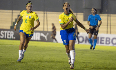 Jogadoras do Brasil comemoram gol nO Sul-Americano Sub-17