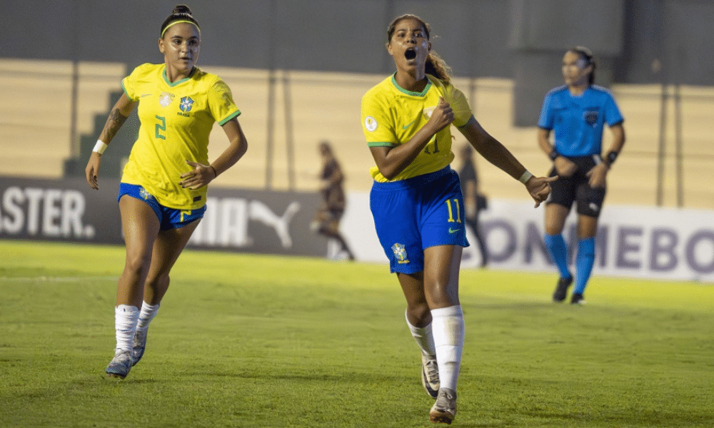 Jogadoras do Brasil comemoram gol nO Sul-Americano Sub-17