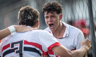Jogadores do São Paulo comemoram gol em partida da Copa do Brasil sub-17 de futebol masculino
