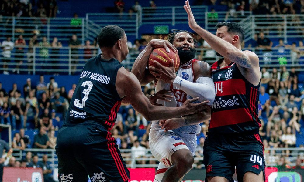 Lance do jogo entre SESI Franca e Flamengo no NBB