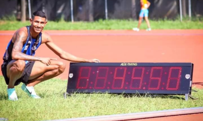 Matheus Lima ao lado de placar com o índice olímpico dos 400m rasos. tempo de 44s50 no placar foi corrigido para 44s52