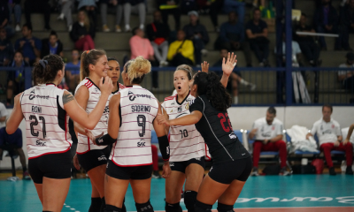 Jogadoras do Sesc Flamengo comemoram ponto em partida contra o Barueri em partida da Superliga Feminina de vôlei