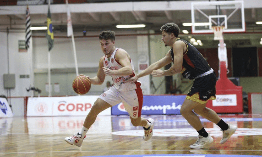 NBB - Jogador do Paulistano quica a bola no jogo contra o União Corinthians