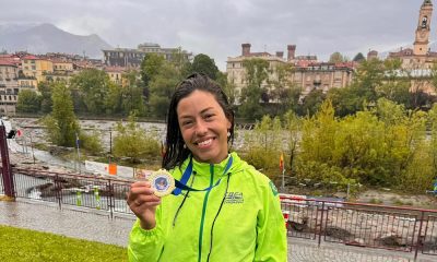 Na imagem, Ana Sátila mostrando sua medalha na Itália.