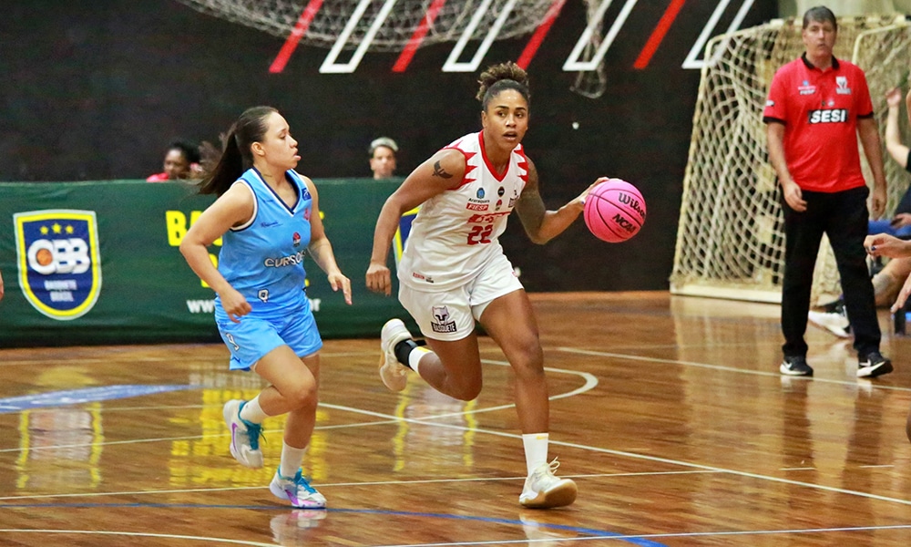 Na imagem, Vitória, que veio do banco para ser MVP do Araraquara.