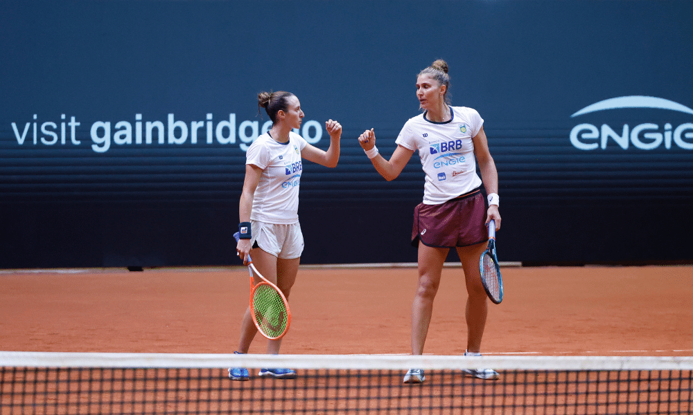 Bia Haddad e Luisa Stefani em ação durante os treinos do confronto entre Brasil e Alemanha na Billie Jean King Cup ao vivo
