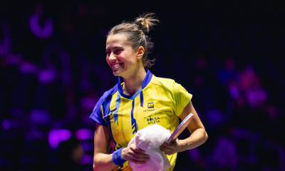 Bruna Takahashi sorridente após vitória na Copa do Mundo de tênis de mesa