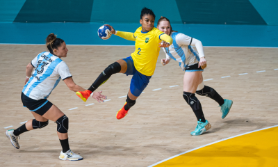 Bruna de Paula, atração da seleção brasileira de handebol feminino para Paris-2024, arremessa para o gol do Brasil
