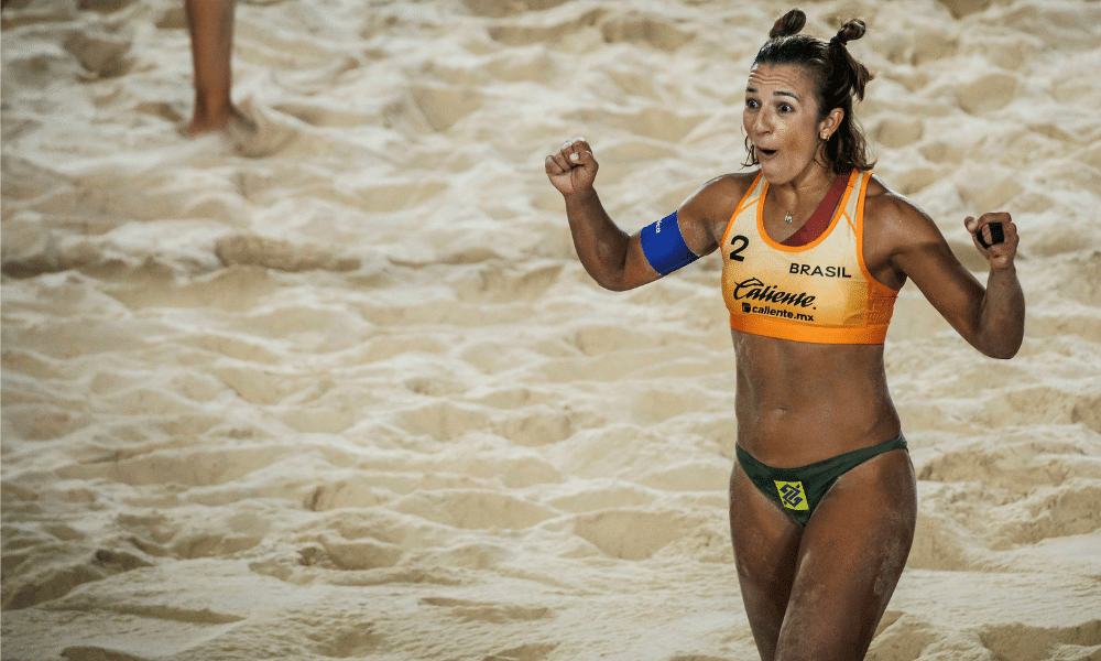Bárbara, da dupla Bárbara Seixas/Carol Solberg, vibra após ponto no Elite 16 de Tepic de vôlei de praia; André/George também venceu